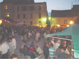 Festival d'été sur la place en face du château de Gouzon